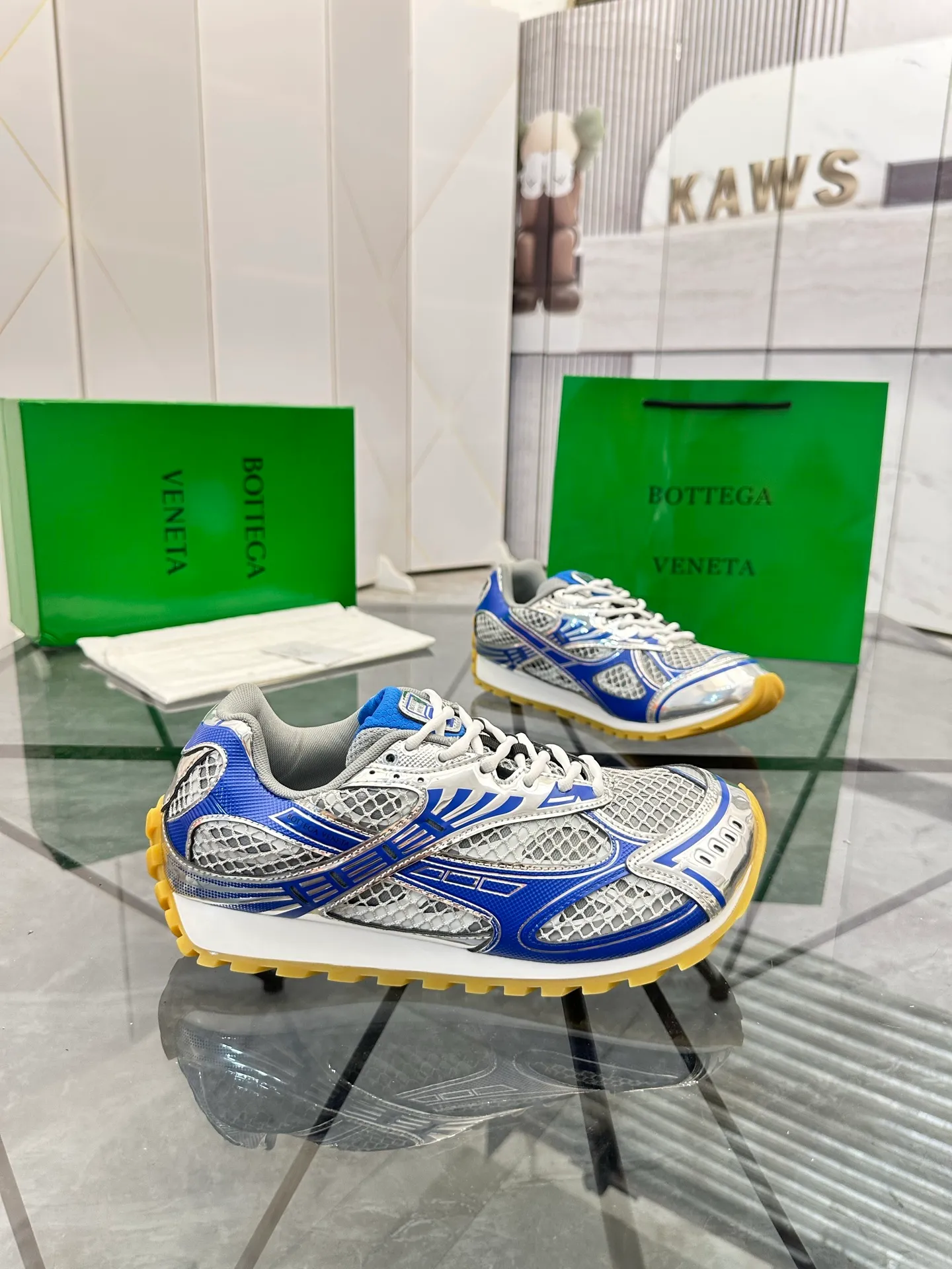 Factory men's shoes 💰: 620💰 (top version) BV Orbit sneakers Wang Yibo's same style couple's dad shoes Runner sneakers, made of lightweight technical mesh fabric. Matched with geometric pattern designed rubber outsole Wang Zha series high version Look for the package craftsmanship The actual height is much higher, but the legs are still slim. Very nice and playable and durable Matching to the standard 💯 Package shoe technology Look for the high version The outsole is made of color-blocked TPU outsole Women's model 35 36 37 38 39 40 41 (40 41 customized) Men's model 38 39 40 41 42 43 44 45. (Customized size 38 45.46) No. H345